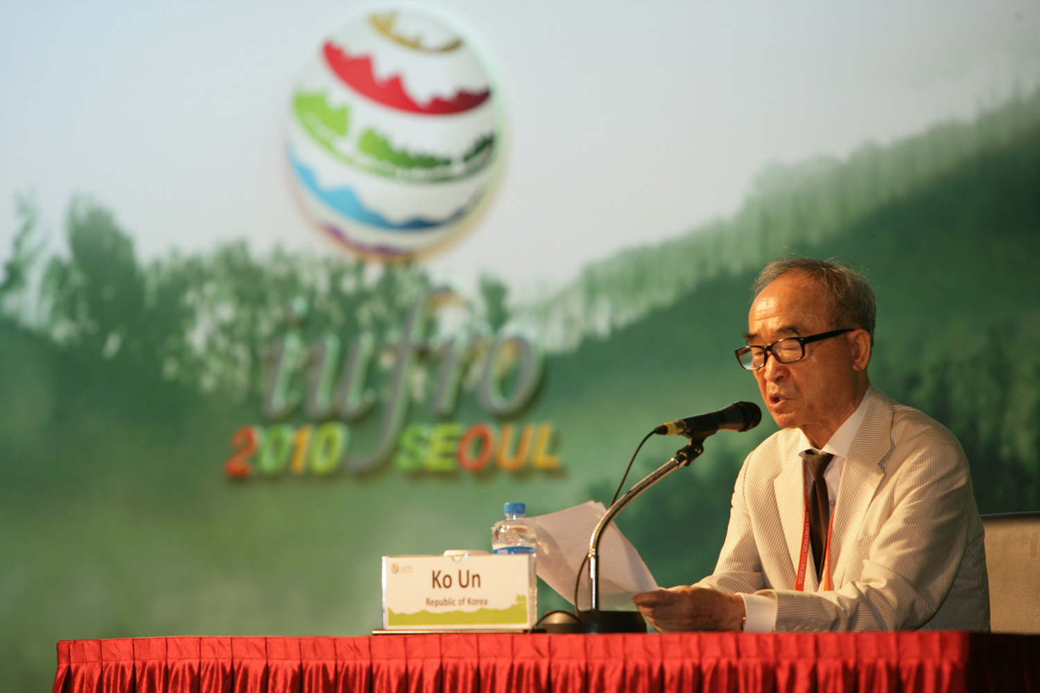 Poet Ko Un delivering his speech, 'Forest Is Short; Desert Is Long'