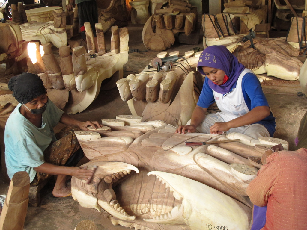 Women carve a furniture patern in Jepara - the centre of Indonesia's furniture trade. Melati Kaye/CIFOR