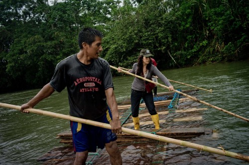 La científica de CIFOR Elena Mejía (a la derecha) acompaña a habitantes quechuas que están transportando madera a lo largo del río Arajuno, en Ecuador. Fotografía de