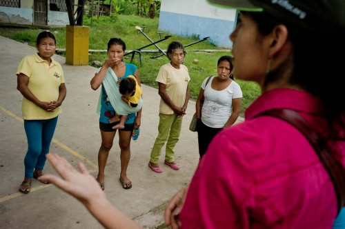 CIFOR scientist Elena Mejia talks to Kichwa women before their meeting with the villagers upon their return to inform the villagers of their results. Napo Province, Ecuador. Tomas Munita/ CIFOR