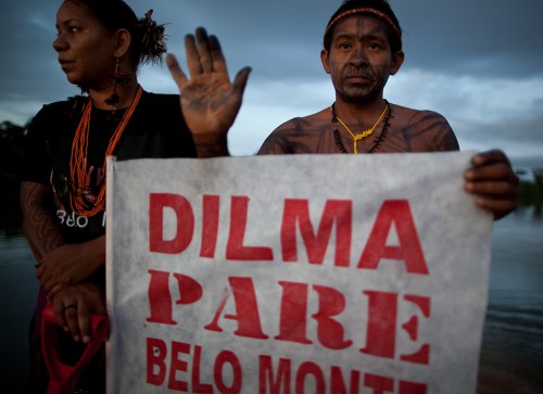 La construcción del complejo hidroeléctrico de Belo Monte ha sido objeto de protestas locales, nacionales e internacionales, especialmente debido al perjuicio que se prevé para los ecosistemas acuáticos y la población local. Atossa Soltani/Amazon Watch/Spectral Q.