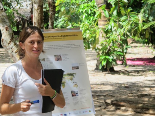 Marina Cromberg presenta resultados preliminares del Estudio Comparativo Global sobre REDD+ a comunidades en el Amazonas.
