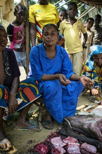 Jeanne Mwakembe vende carne de monte en Lukolela, República Democrática del Congo. La carne de monte de animales infectados ha sido una fuente común de brotes del virus del ébola en el pasado. Fotografía de Ollivier Girard /CIFOR photo