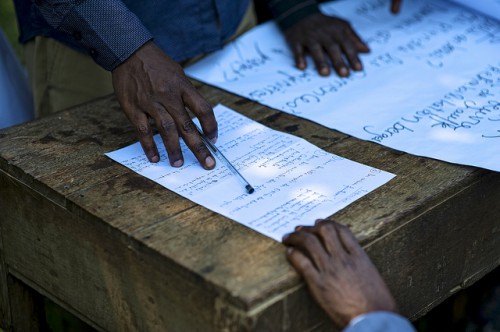 Población local participa en un taller forestal en la República Democrática del Congo. Como señala un estudio, se requieren muchos más de estos talleres en la región para aumentar el conocimiento de sus habitantes sobre los conceptos fundamentales del cambio climático. Fotografía de Ollivier Girard / CIFOR.