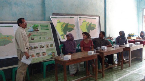 El investigador de CIFOR Yuli Nugroho explica el proyecto de PMRV durante una reunión comunitaria en Java Central, Indonesia. Fotografía de Yudha Nugroho / CIFOR.