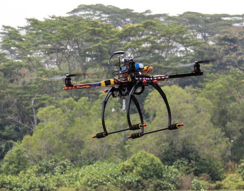 Dron volando en campo abierto. Foto: Michael MK Khor - Creative Commons.