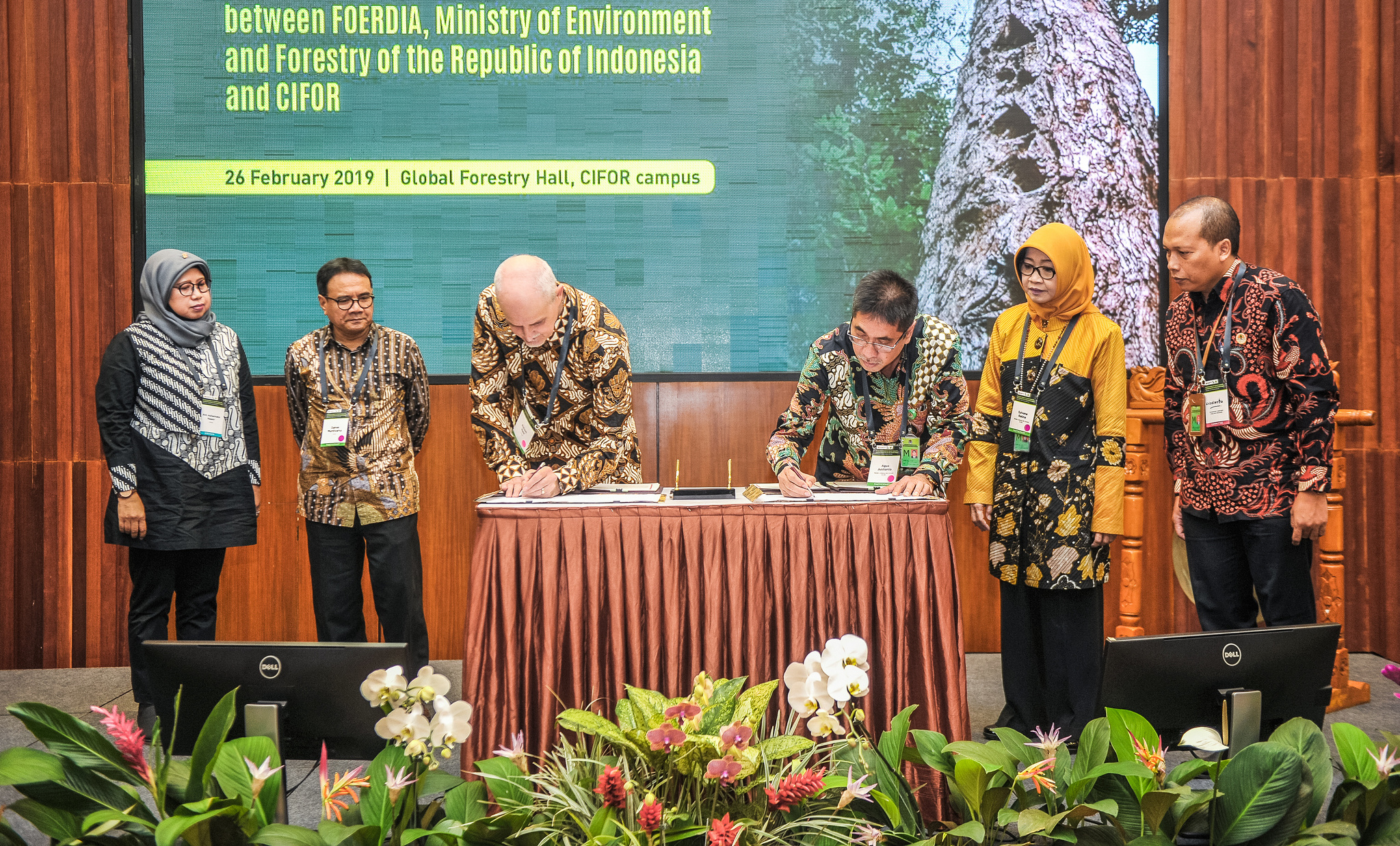 CIFOR and Indonesia government renew contract to protect forests